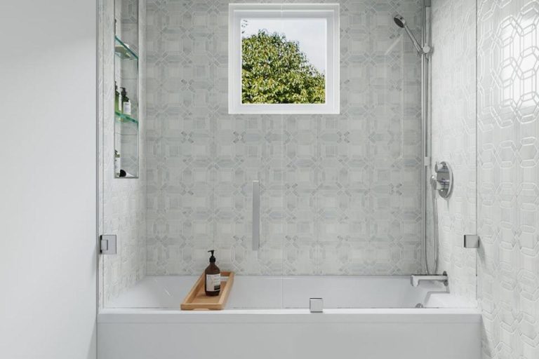 Marble bathroom installation 3D design visualization for Santa Clara featuring natural marble wall tile, modern freestanding bathtub, white floating vanity, and natural window lighting with pendant fixtures